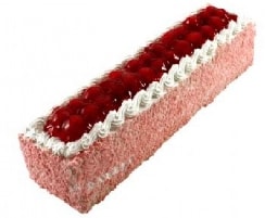 Katıksız 4-6 Kişilik Çilekli Baton Yaş Pasta